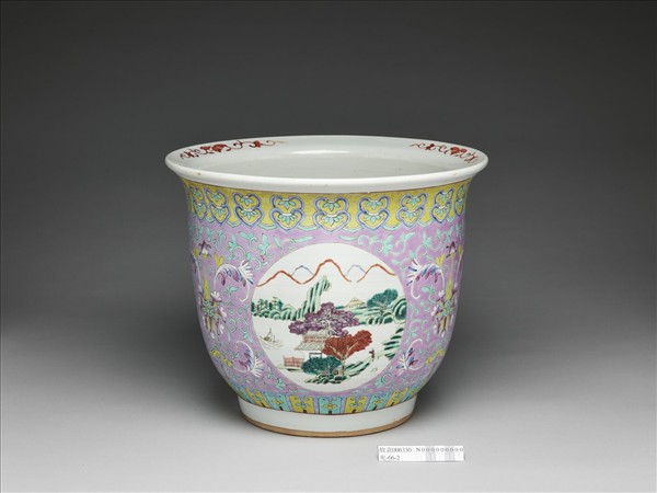 粉彩粉紅地開光山水花盆