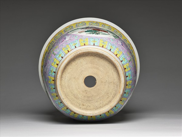 粉彩粉紅地開光山水花盆