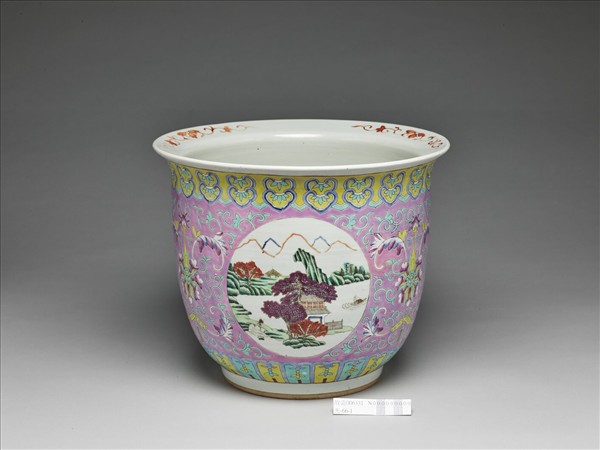 粉彩粉紅地開光山水花盆