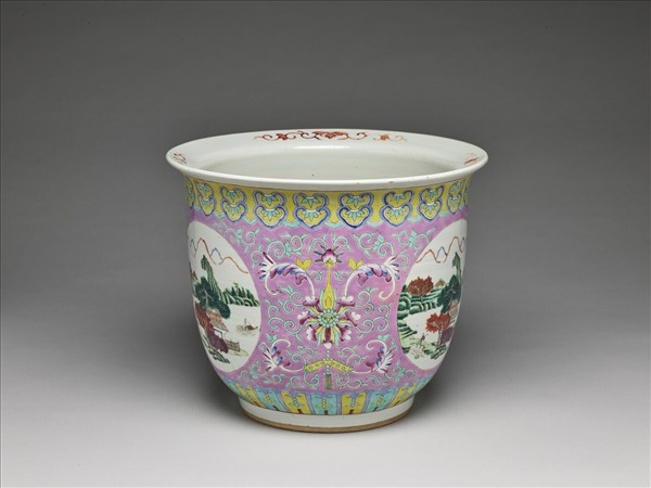 粉彩粉紅地開光山水花盆