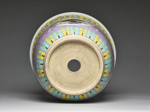 粉彩粉紅地開光山水花盆