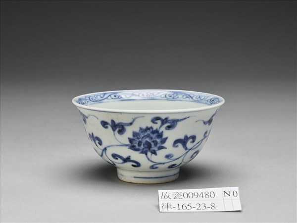 青花番蓮紋碗