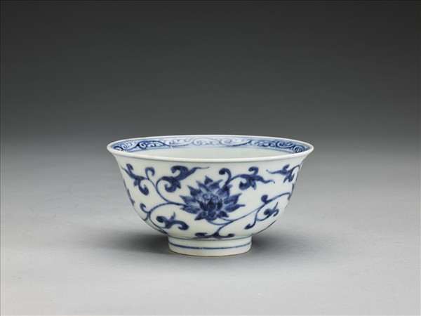青花番蓮紋碗