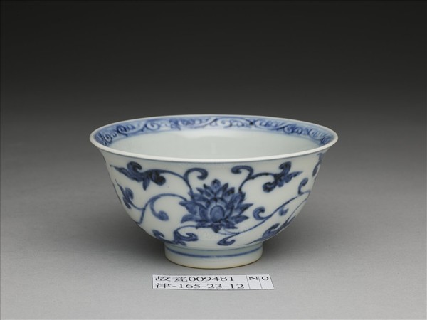 青花番蓮紋碗