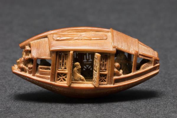 雕橄欖核舟（底刻「後赤壁賦」全文）