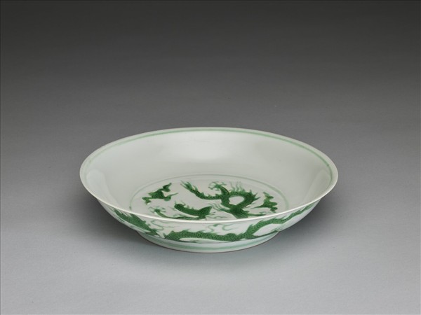 白瓷綠彩雲龍紋盤