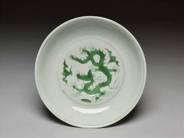 白瓷綠彩雲龍紋盤
