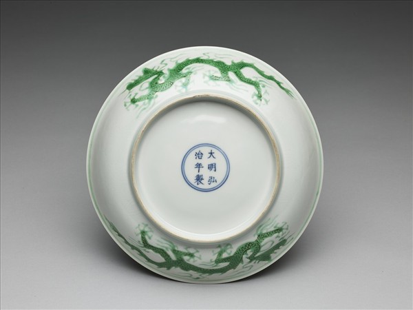 白瓷綠彩雲龍紋盤