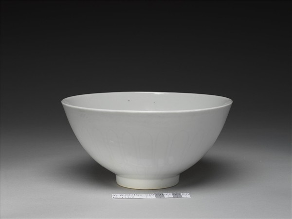 甜白釉蓮瓣紋蓮子碗