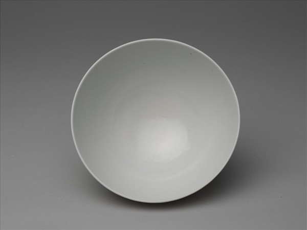 甜白釉蓮瓣紋蓮子碗