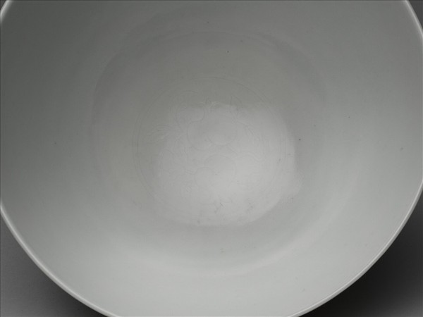 甜白釉蓮瓣紋蓮子碗