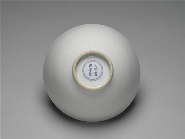 甜白釉蓮瓣紋蓮子碗