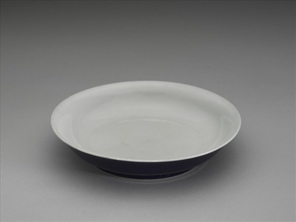 霽青釉白裡龍紋盤