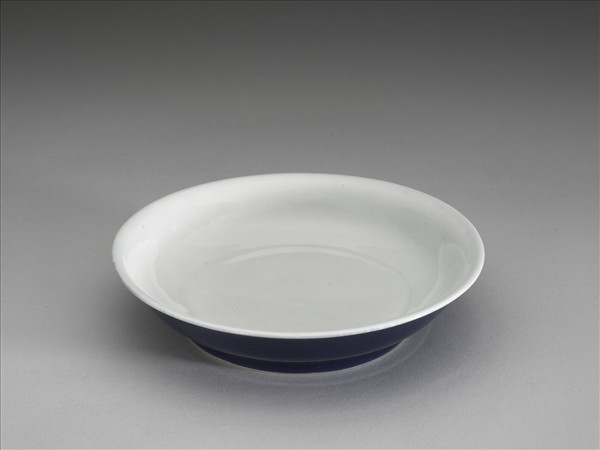 霽青釉白裡龍紋盤