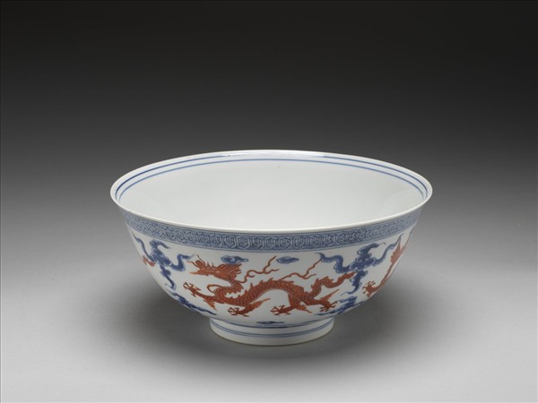 青花描紅雲龍紋碗