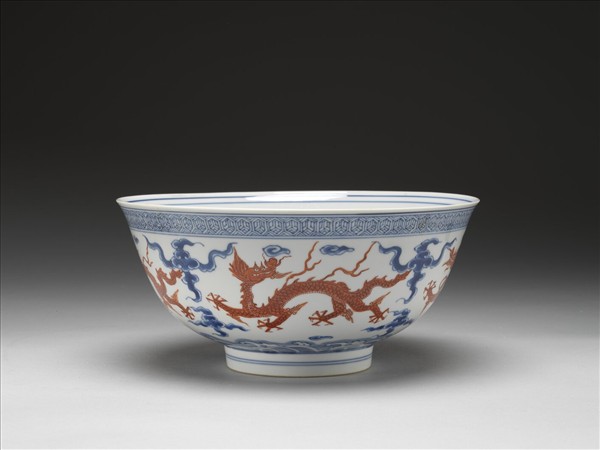 青花描紅雲龍紋碗
