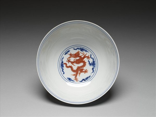 青花描紅雲龍紋碗
