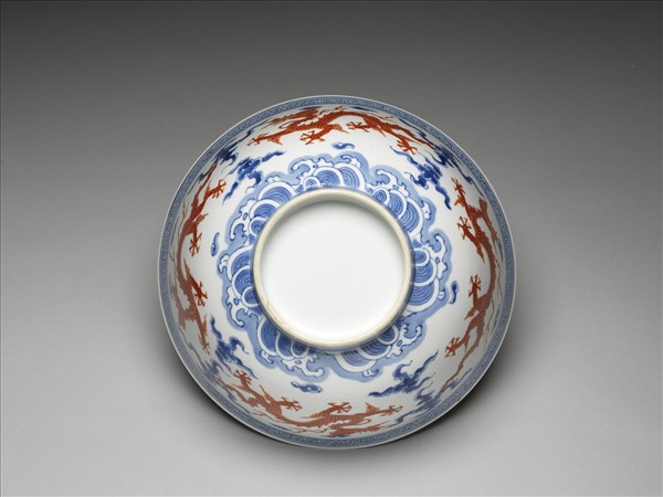 青花描紅雲龍紋碗