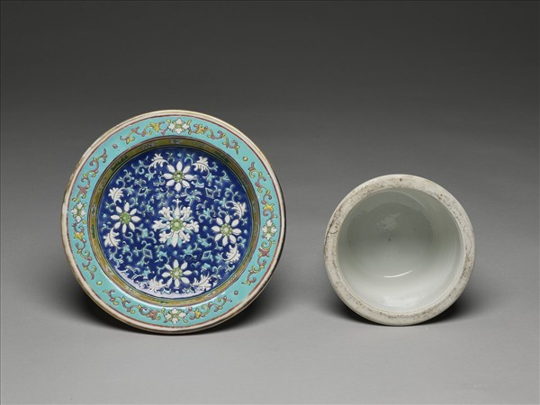 粉彩番蓮紋高足盤