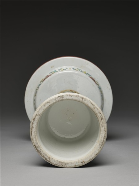 粉彩番蓮紋高足盤