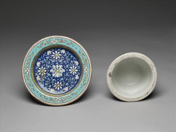 粉彩番蓮紋高足盤