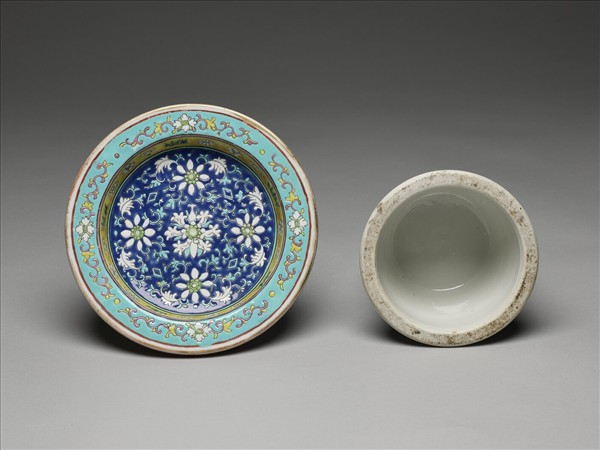 粉彩番蓮紋高足盤