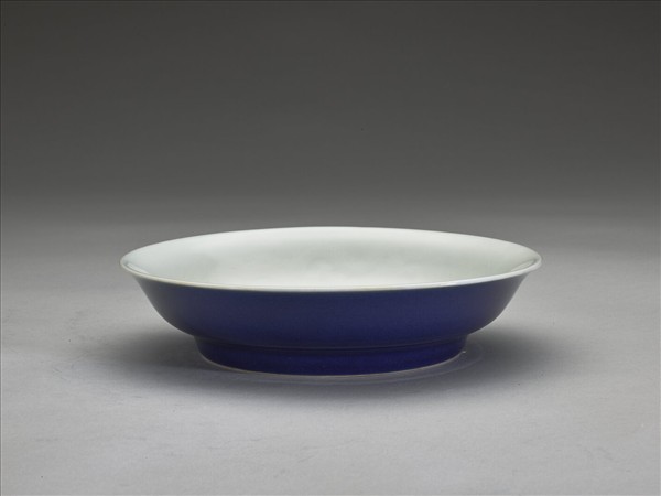 霽青釉白裡龍紋盤