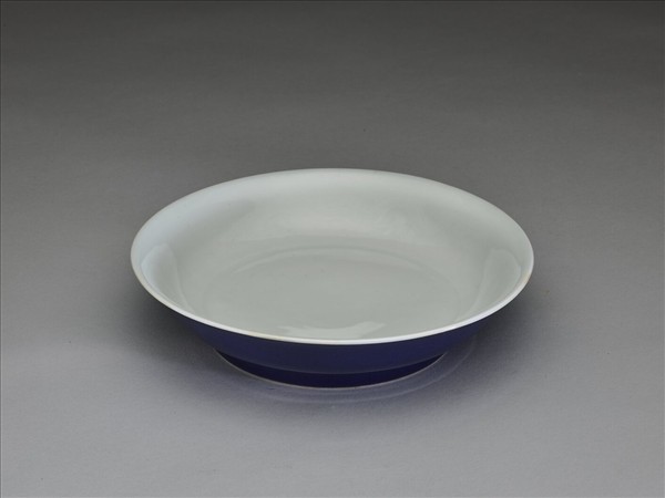 霽青釉白裡龍紋盤