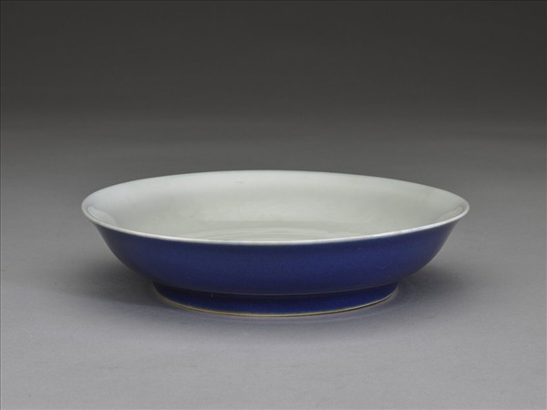 霽青釉白裡龍紋盤