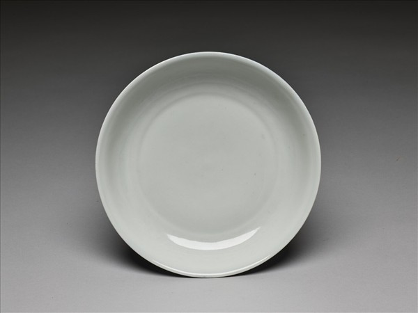 霽青釉白裡龍紋盤