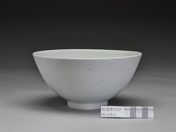 甜白釉蓮瓣紋蓮子碗