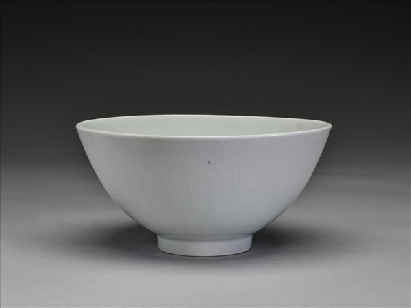 甜白釉蓮瓣紋蓮子碗