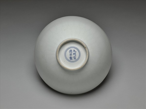 甜白釉蓮瓣紋蓮子碗