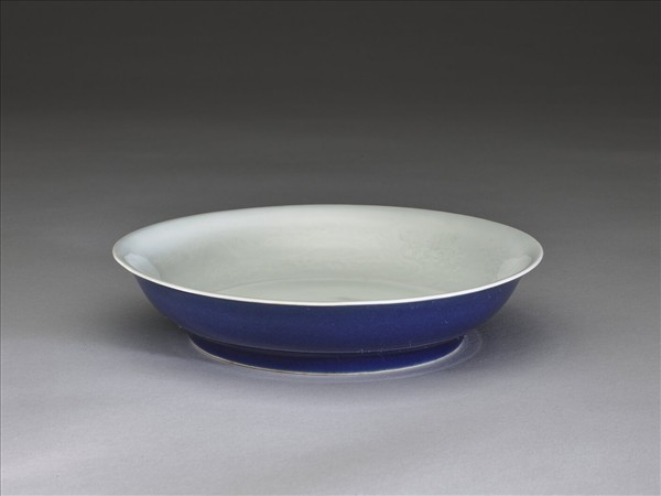 霽青釉白裡龍紋盤