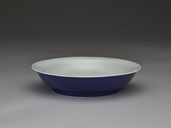 霽青釉白裡龍紋盤