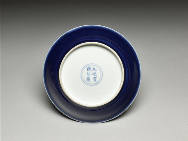 霽青釉白裡龍紋盤