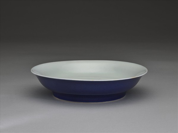 霽青釉白裡龍紋盤