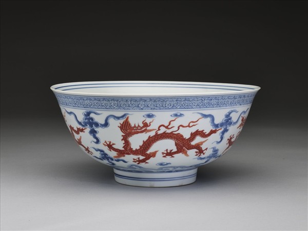 青花描紅雲龍紋碗