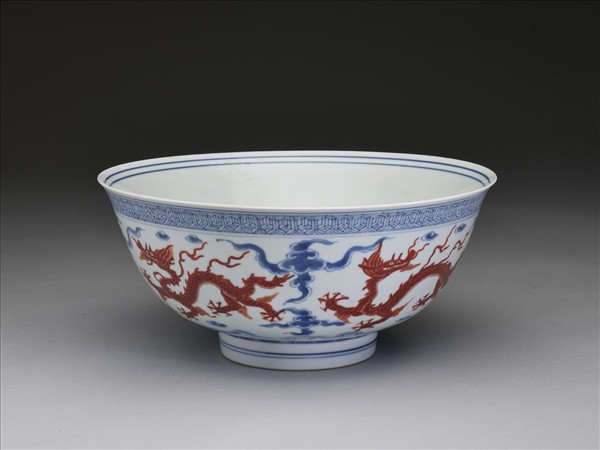 青花描紅雲龍紋碗