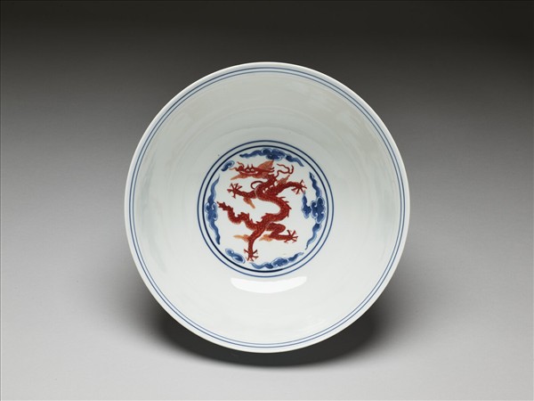 青花描紅雲龍紋碗