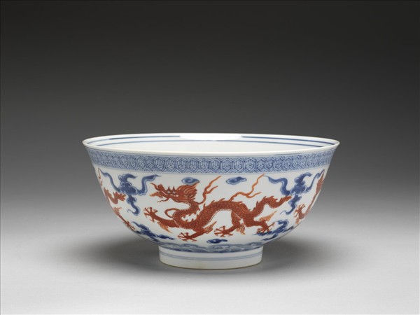 青花描紅雲龍紋碗