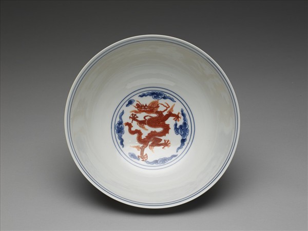 青花描紅雲龍紋碗
