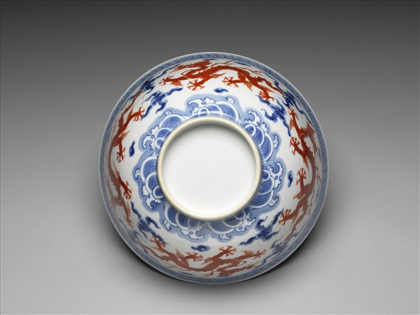 青花描紅雲龍紋碗
