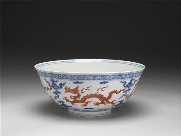 青花描紅雲龍紋碗