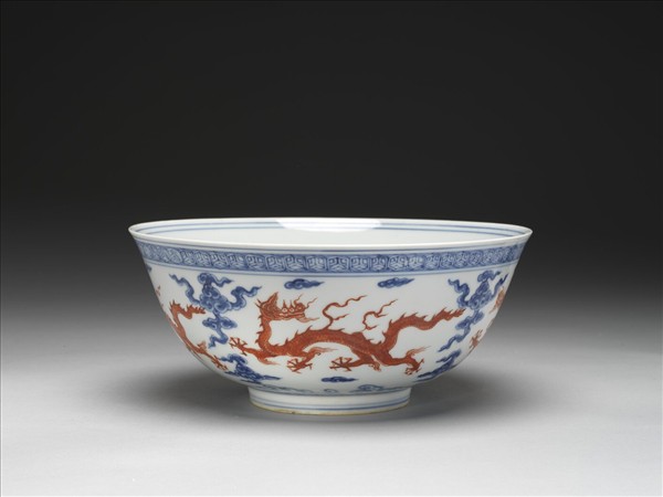 青花描紅雲龍紋碗