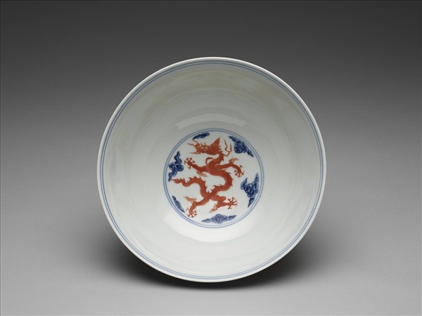 青花描紅雲龍紋碗