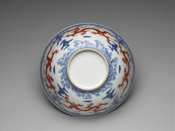 青花描紅雲龍紋碗