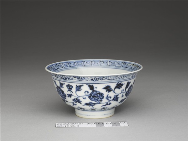 青花纏枝花卉紋碗