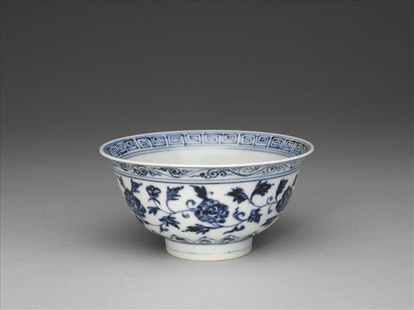 青花纏枝花卉紋碗