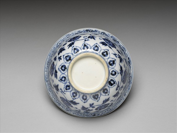 青花纏枝花卉紋碗